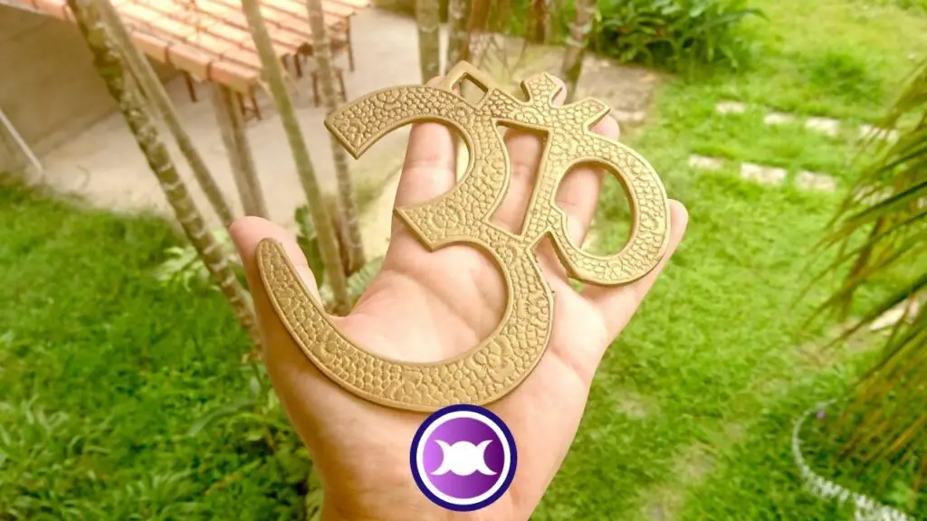 An object shaped like the OM symbol
